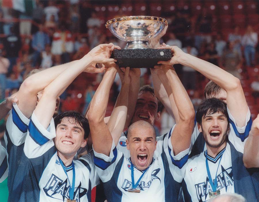 carlton capitano dell'italia alla vittoria degli europei del 1999